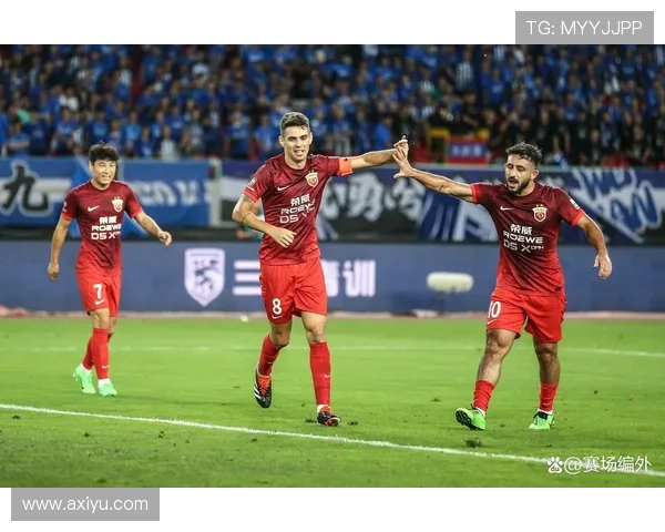 足球明星在球场上甜蜜秀恩爱引发球迷热议感动无数人心